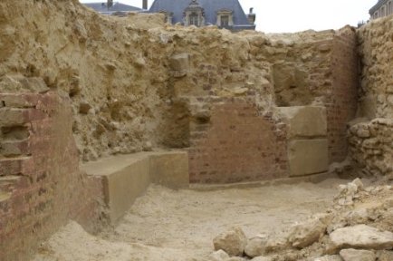 Grille Royale (Royal Railings and Gates): view inside the north excavation pit of Le Vau's gate. 2006.